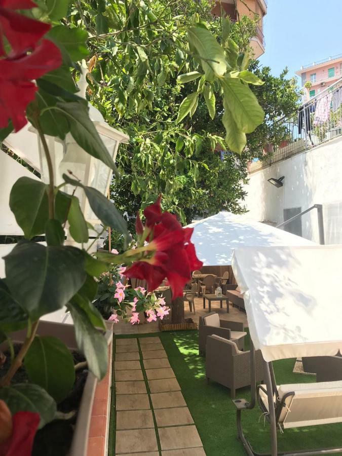 Bed and Breakfast Virgilio'S Garden Кастелламмаре-ди-Стабия Экстерьер фото
